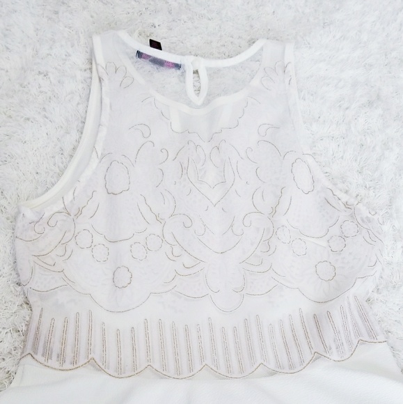 White Peplum Sleeveless Blouse - Picture 3 of 6